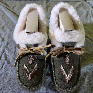 Manitobah Street Moc - Dark Olive - Ladies - Size 7 - Turtle Sole - NEW